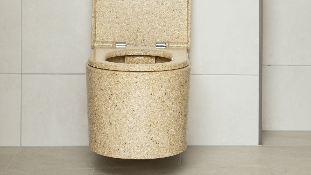 Les Finlandais ont inventé des toilettes faites de sciure de bois.  Ils sont incassables et plus écologiques